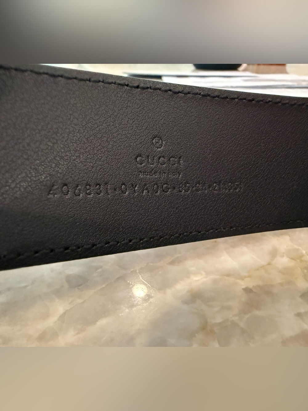 Gucci Black Leather Belt with Subtle Debossed Logo - Picture 2 of 2